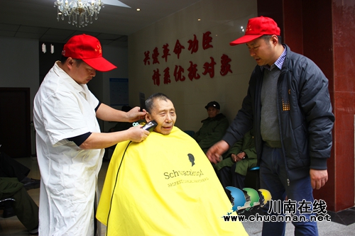 纳溪:“小红帽”走进光荣院 温暖革命功臣心(图3) 纳溪:“小红帽”走进光荣院 温暖革命功臣心(图3)