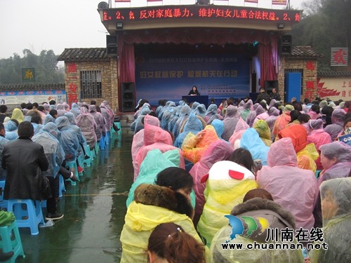 学会维权!省检察院为纳溪妇女送“法律武器”(图2) 学会维权!省检察院为纳溪妇女送“法律武器”(图2)