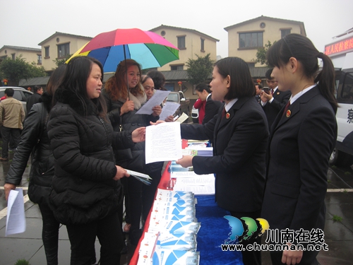 学会维权!省检察院为纳溪妇女送“法律武器”(图3) 学会维权!省检察院为纳溪妇女送“法律武器”(图3)
