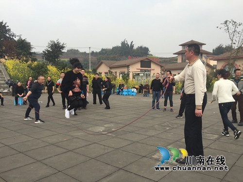 龙马潭红星街道举行“三八”妇女节趣味活动(图2) 龙马潭红星街道举行“三八”妇女节趣味活动(图2)