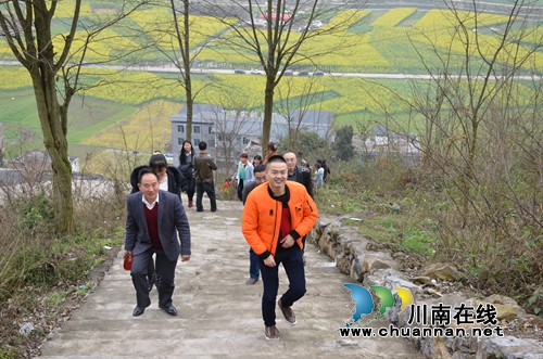 川煤芙蓉威鑫煤业开展迎“三·八”登山活动(图2) 川煤芙蓉威鑫煤业开展迎“三·八”登山活动(图2)