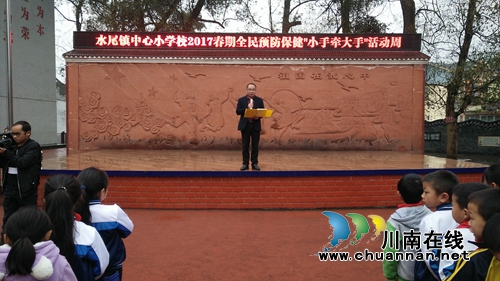 叙永水尾镇中心小学接受叙永电视台专题采访(图1) 叙永水尾镇中心小学接受叙永电视台专题采访(图1)