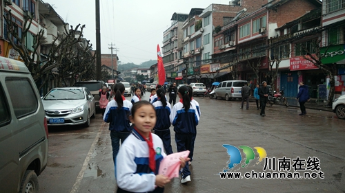 叙永水尾镇中心小学接受叙永电视台专题采访(图2) 叙永水尾镇中心小学接受叙永电视台专题采访(图2)