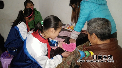 叙永水尾镇中心小学接受叙永电视台专题采访(图3) 叙永水尾镇中心小学接受叙永电视台专题采访(图3)