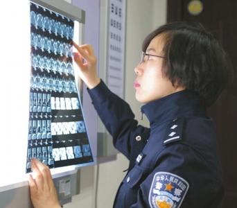 自贡公安系统唯一女法医 凭鞋尖擦痕破大案(图2) 自贡公安系统唯一女法医 凭鞋尖擦痕破大案(图2)