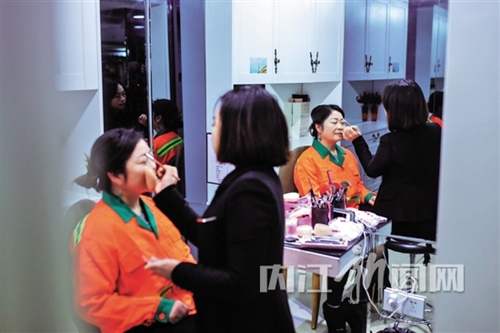 “三八”节 内江10名环卫女工免费拍艺术照(图1) “三八”节 内江10名环卫女工免费拍艺术照(图1)