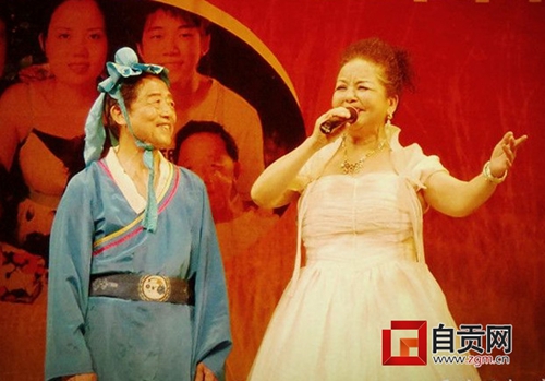 向世界传递声音&nbsp;自贡六旬老太“唱”游世界(图1)