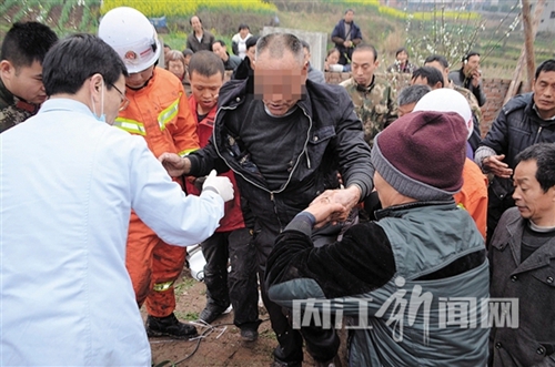 装载机翻进水塘 内江司机冷水中被困一小时(图2) 装载机翻进水塘 内江司机冷水中被困一小时(图2)