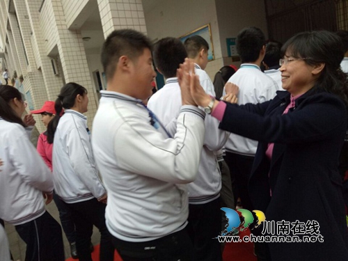 无限风光在五峰!泸州十二中举行2017届中考誓师大会(图6) 无限风光在五峰!泸州十二中举行2017届中考誓师大会(图6)