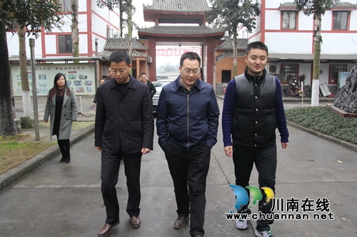泸县县委副书记张学彬到云龙镇调研基层工作(图1) 泸县县委副书记张学彬到云龙镇调研基层工作(图1)