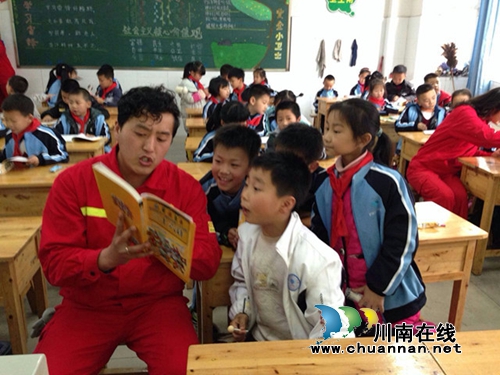 学雷锋 泸州十八中(小学部)在行动(图3) 学雷锋 泸州十八中(小学部)在行动(图3)
