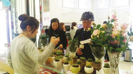 聊天品茗赏花&nbsp;“新概念银行”亮相内江万达广场(图2)