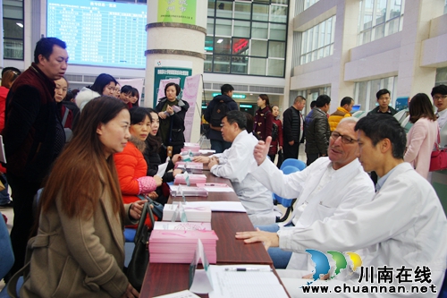 西南医大附院开展三八妇女节乳腺外科义诊活动(图1)