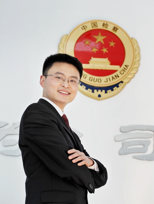 青春与检徽同耀——记全国优秀公诉人张茂林(图1) 青春与检徽同耀——记全国优秀公诉人张茂林(图1)