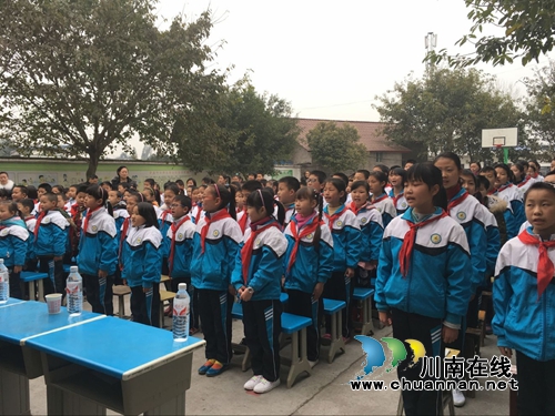 泸县关工委在龙华小学开展“雷锋精神与我同行”活动(图2) 泸县关工委在龙华小学开展“雷锋精神与我同行”活动(图2)