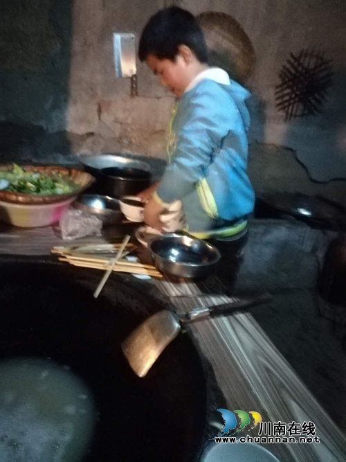 宜宾:12岁少年盼望快长大 替爸撑起家(图1) 宜宾:12岁少年盼望快长大 替爸撑起家(图1)