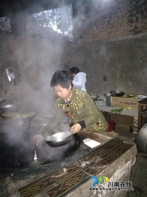 宜宾:12岁少年盼望快长大 替爸撑起家(图2) 宜宾:12岁少年盼望快长大 替爸撑起家(图2)