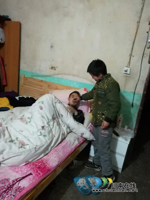 宜宾:12岁少年盼望快长大 替爸撑起家(图3) 宜宾:12岁少年盼望快长大 替爸撑起家(图3)