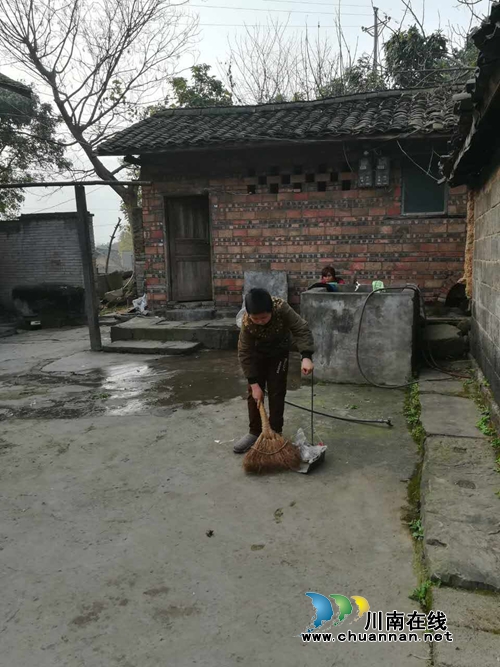 宜宾:12岁少年盼望快长大 替爸撑起家(图4) 宜宾:12岁少年盼望快长大 替爸撑起家(图4)