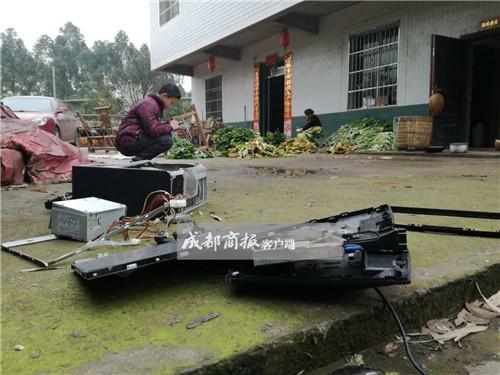 宜宾男孩买装备耍脱父母积蓄 其母气得把家砸烂(图1) 宜宾男孩买装备耍脱父母积蓄 其母气得把家砸烂(图1)