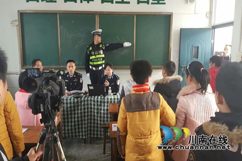 宜宾县：媒体随警进校宣传&nbsp;携手共筑平安校园(图1)