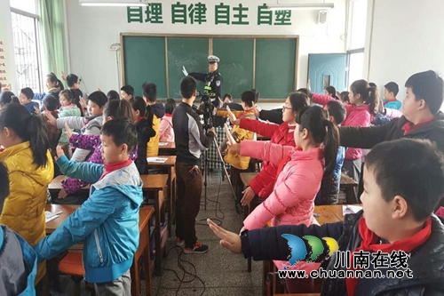 宜宾县：媒体随警进校宣传&nbsp;携手共筑平安校园(图2)