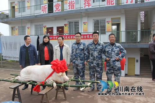 泸县云龙镇走访慰问驻云龙机场建设空军某部(图1)