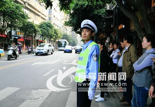 行人“闯红灯”罚20元 宜宾专项整治交通违法(图1) 行人“闯红灯”罚20元 宜宾专项整治交通违法(图1)