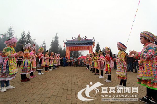 数万人相约珙县“花山浓情”&nbsp;苗家儿女热情相待(图2)