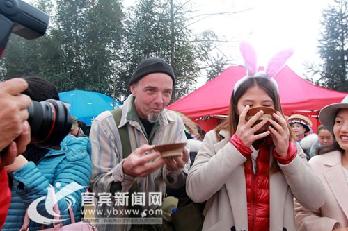 数万人相约珙县“花山浓情”&nbsp;苗家儿女热情相待(图4)