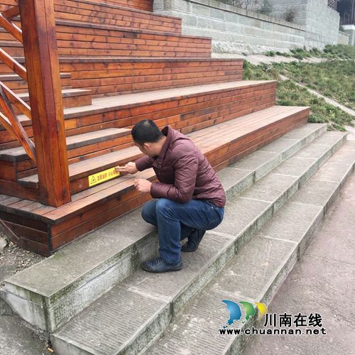 纳溪区城管局：公园广场增设安全警示标识保安全(图2)