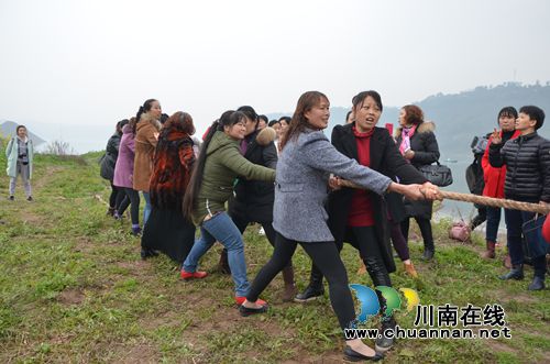 泸县太伏镇开展妇女节趣味竞赛活动(图1) 泸县太伏镇开展妇女节趣味竞赛活动(图1)