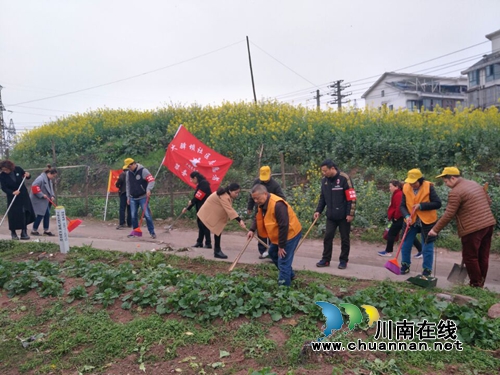 泸州红星街道开展“学雷锋”环境卫生集中整治行动(图1)