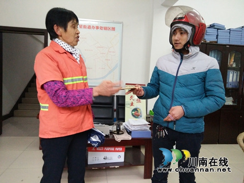 拾到高档手机不昧心 泸州六旬环卫女工学雷锋(图1) 拾到高档手机不昧心 泸州六旬环卫女工学雷锋(图1)
