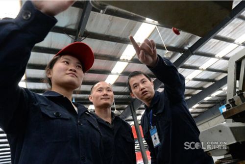 四川首个“扶贫专班”开学:37岁师兄17岁师妹(图1) 四川首个“扶贫专班”开学:37岁师兄17岁师妹(图1)