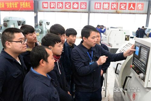 四川首个“扶贫专班”开学:37岁师兄17岁师妹(图5) 四川首个“扶贫专班”开学:37岁师兄17岁师妹(图5)