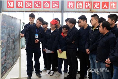 四川首个“扶贫专班”开学:37岁师兄17岁师妹(图3) 四川首个“扶贫专班”开学:37岁师兄17岁师妹(图3)