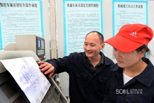 四川首个“扶贫专班”开学:37岁师兄17岁师妹(图8) 四川首个“扶贫专班”开学:37岁师兄17岁师妹(图8)