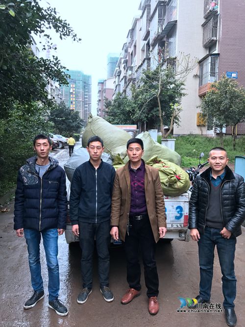 泸县云龙:爱心商户为贫困户捐赠冬衣(图1) 泸县云龙:爱心商户为贫困户捐赠冬衣(图1)