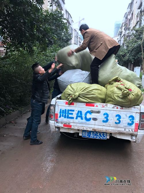 泸县云龙:爱心商户为贫困户捐赠冬衣(图2) 泸县云龙:爱心商户为贫困户捐赠冬衣(图2)