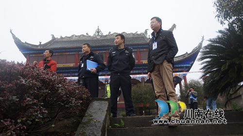 泸县立石镇开展寺庙安全检查(图1)