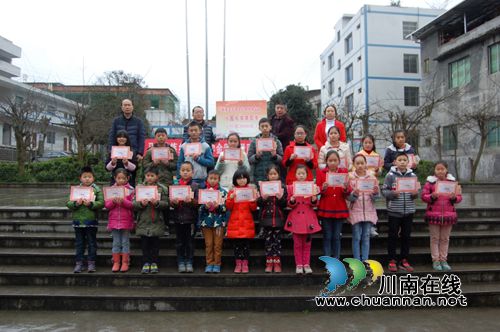 捐资助学 古蔺马嘶60名贫困生获“刘兵奖学金”(图2) 捐资助学 古蔺马嘶60名贫困生获“刘兵奖学金”(图2)