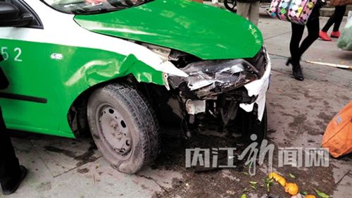 内江出租车冲上人行道&nbsp;老人躲过劫水果遭了殃(图1)