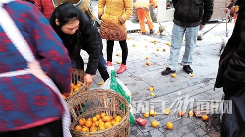 内江出租车冲上人行道&nbsp;老人躲过劫水果遭了殃(图2)