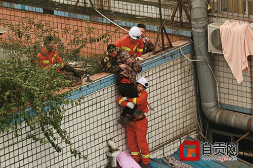 自贡82岁老太6楼摔下&nbsp;雨棚“伸手”救了她一命(图2)