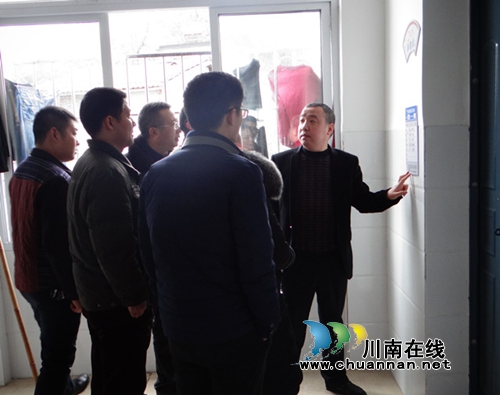 叙永县教育局对马岭中学进行校园安全工作检查(图1) 叙永县教育局对马岭中学进行校园安全工作检查(图1)