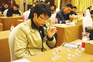 郎酒“国字号”品酒师：练“酒功”绝缘火锅(图1)