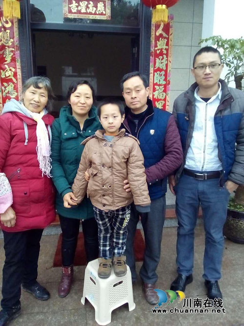 泸州婴孩濒临夭折&nbsp;扶贫娘子军联手献爱心拯救(图1)