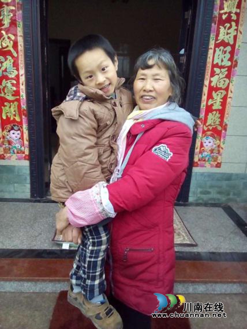泸州婴孩濒临夭折&nbsp;扶贫娘子军联手献爱心拯救(图4)