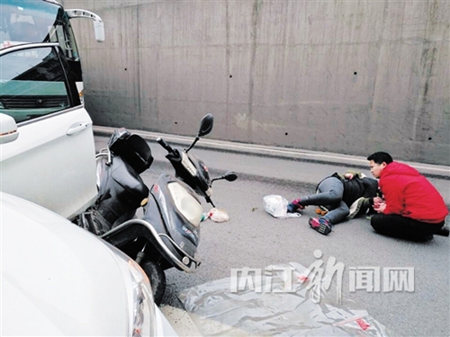 内江私家车司机停车开门&nbsp;放翻摩托致两人受伤(图1)